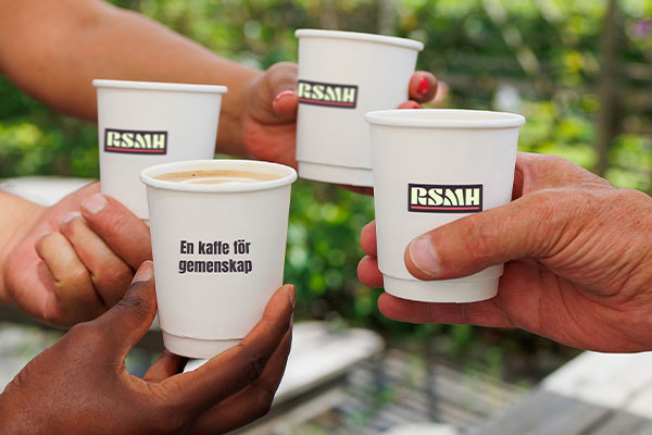 Kaffekoppar som möts i gemenskap